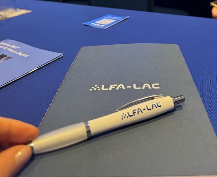 Materiales de ALFA-LAC en la mesa