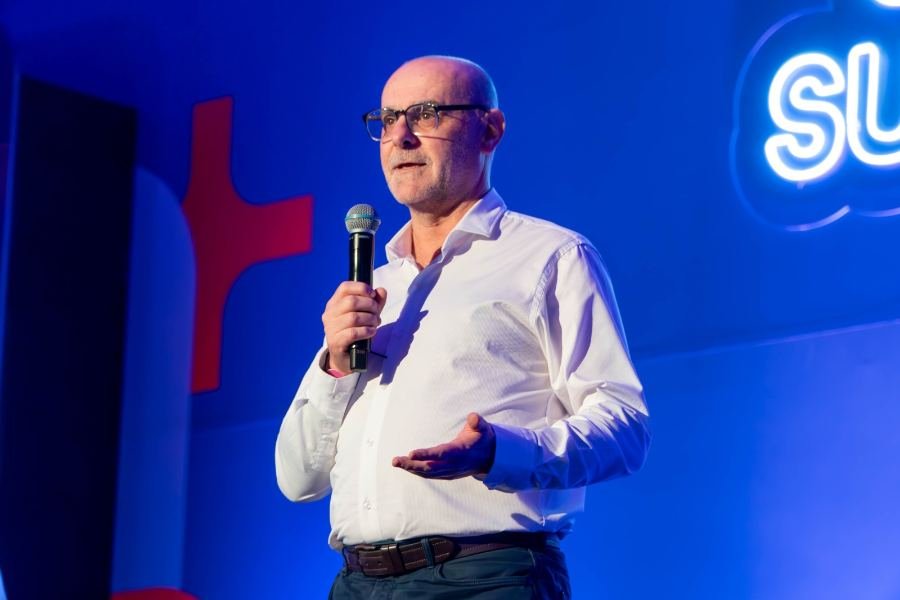 Charla en el escenario